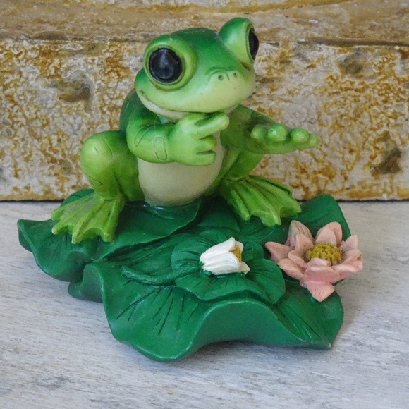 Cute Frog On a Lily Pad Whimsical Gardencore Novelty Figurine Home Decor - Picture 4 of 6